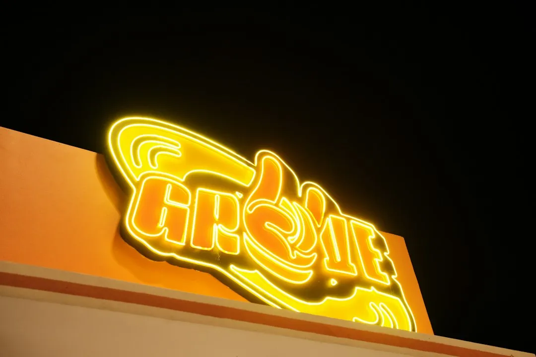上海实体店品牌视觉升级方案:LOGO、画册、门头招牌一体化设计思路正文配图 2