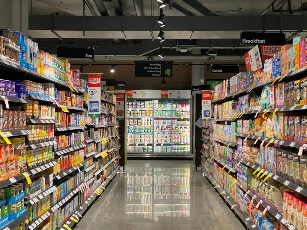 中小企业门店门头招牌怎么选?亚克力发光字与不锈钢字制作安装对比