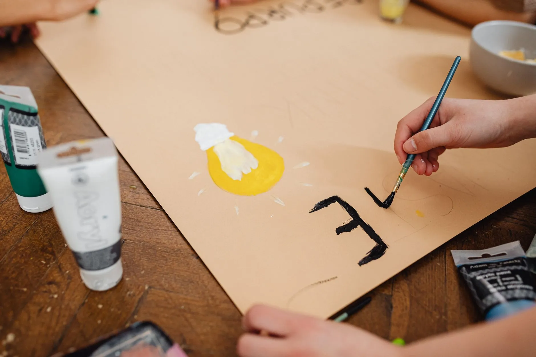 上海门店门头招牌设计制作指南:从亚克力发光字到安装落地
