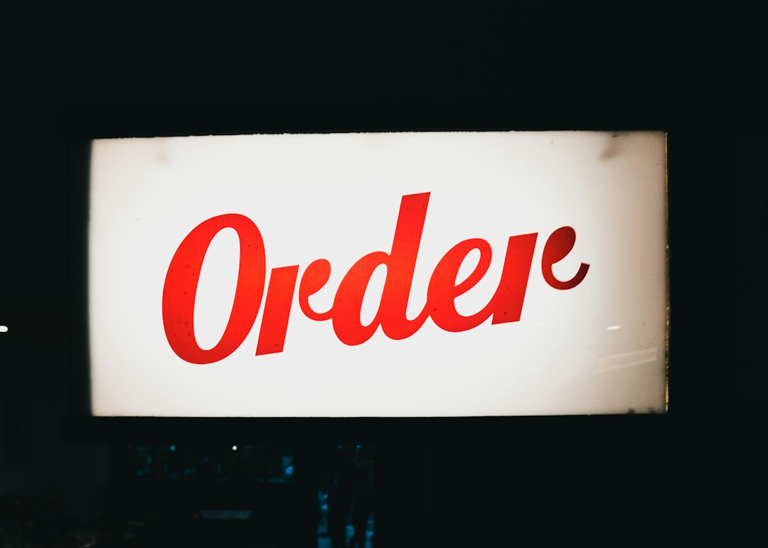 中小企业门店门头招牌怎么选?亚克力发光字与灯箱工艺对比正文配图 2